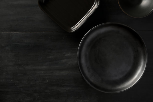 俯视图，黑色陶瓷板模型和复制空间在黑色的桌子上图片下载