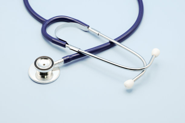 浅蓝色背景上的医生检查用听诊器，留有复制空间，医疗保健概念图片下载