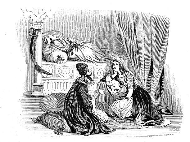 一个带弯刀的男人睡在沙发上，一对夫妇在前面聊天图片下载