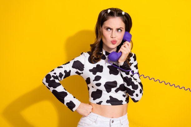 烦躁的女孩打电话给客户支持的照片，等待连接不良，孤立的彩色背景图片下载