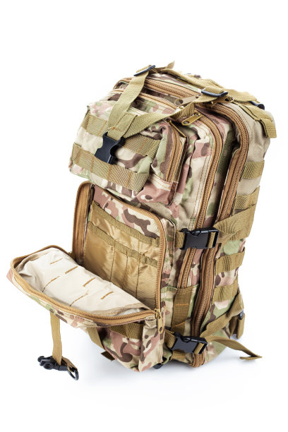 打开白色背景的卡其色军用背包。图片下载