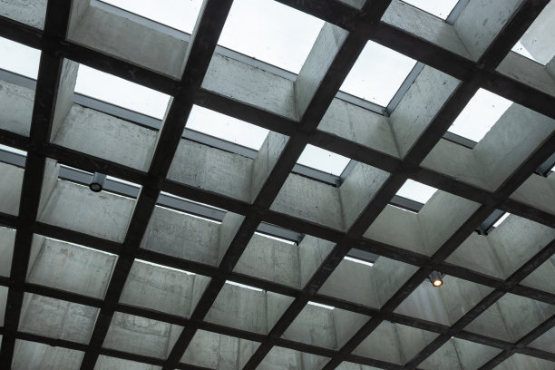 现代室内，网格天花板，多云天空图片下载