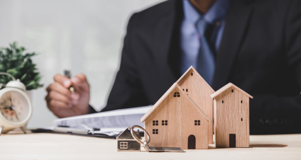 商业手持有家与购买或出租，拷贝空间。房地产投资和房屋抵押的金融概念，手放钱硬币堆叠与木房子。图片下载