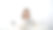 女办公室职员低头看着笔记本电脑屏幕，在办公桌前完成任务。图片下载