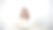 一个自信的亚洲女商人坐在她的办公桌前，手掌放在下巴上。图片下载