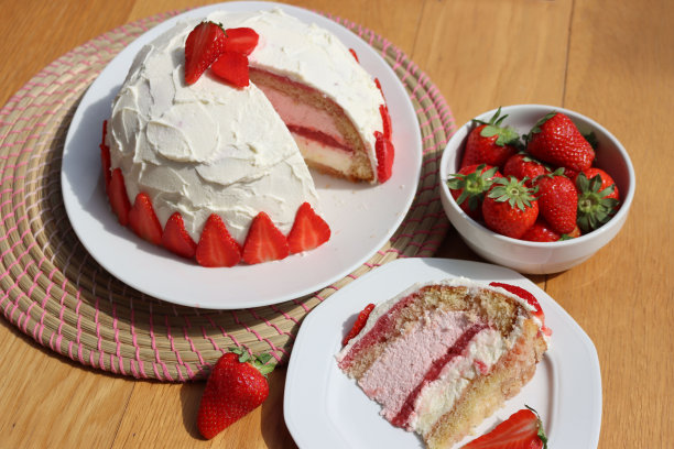切祖库托，传统的意大利蛋糕，白巧克力和草莓奶油放在桌子上。图片下载