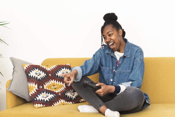 非裔美国女孩一边玩游戏一边欢呼图片下载