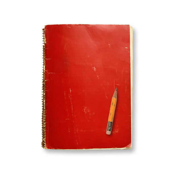 封闭的旧红色螺旋笔记本与旧黄色铅笔在白色背景上的孤立镜头图片下载