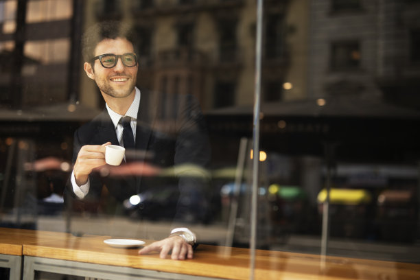 西装革履的年轻人在咖啡馆喝咖啡图片下载