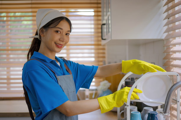 管家打扫厨房。图片下载