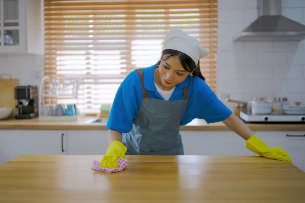 管家打扫厨房。图片下载