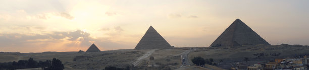 吉萨高原的狮身人面像和金字塔全景图片下载