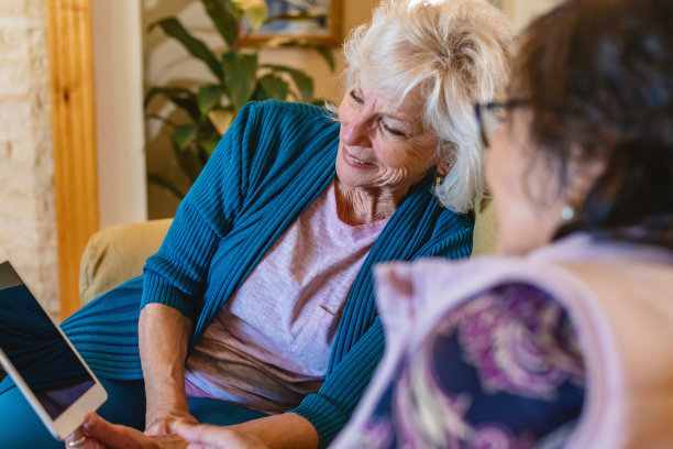 白种人和韩国女性朋友在家庭设置花费质量时间在各种活动老年人健康生活照片系列图片下载