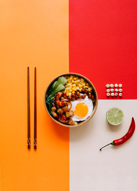 越南餐桌与越南粉碗，亚洲餐桌在明亮的背景。亚洲餐厅概念碗送餐俯视图图片下载