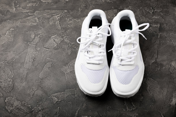 白色底白色运动鞋，时尚，男女皆宜。运动鞋是积极生活方式的运动鞋。产品照片和悬浮概念。街头风格。副本的空间。放文字的地方。图片下载