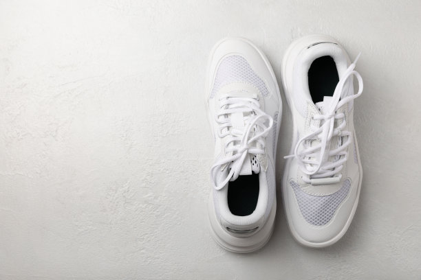 白色底白色运动鞋，时尚，男女皆宜。运动鞋是积极生活方式的运动鞋。产品照片和悬浮概念。街头风格。副本的空间。放文字的地方。图片下载