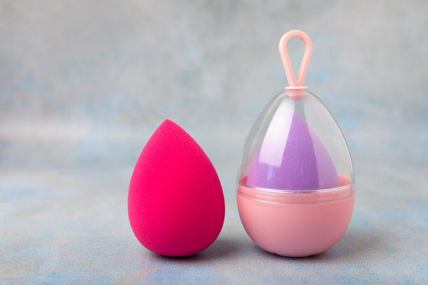 大理石背景的美容搅拌机。化妆用海绵。化妆产品。美丽的概念。放文字的地方。拷贝空间。平躺图片下载