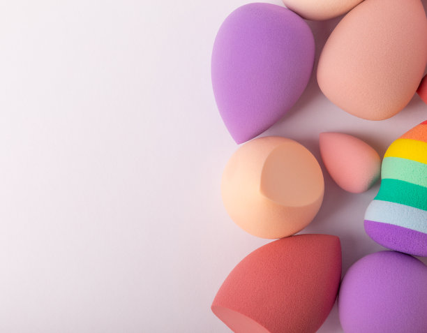 美容搅拌机在白色孤立的背景。化妆用海绵。图片下载