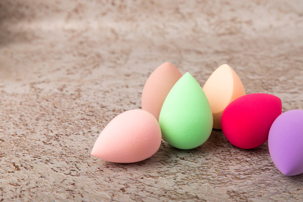 大理石背景的美容搅拌机。化妆用海绵。化妆产品。美丽的概念。放文字的地方。拷贝空间。平躺图片下载