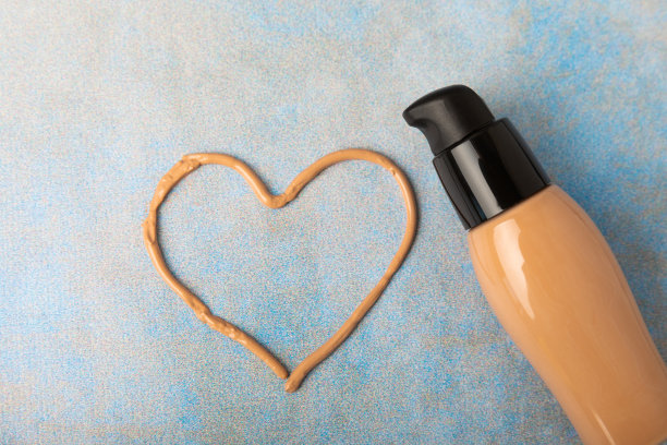 白色大理石背景上的美容搅拌机和粉底霜。化妆化妆海绵。化妆产品。美丽的概念。放文字的地方。拷贝空间。平躺图片下载