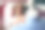 特写愉快的白发白人妇女裁缝在时尚服装设计工作室工作，把一件衬衫从她的豪华新系列上裁剪的人体模型图片下载