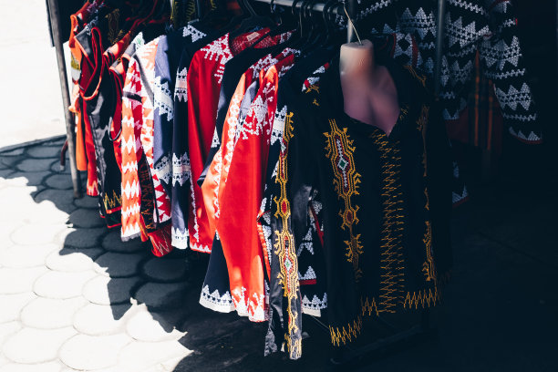 悬挂的一系列手工制作的T'boli女性传统服装，被称为“Kegal T'boli”，混合了Kegal Bentilas(亮片)和Kegal Nesif(刺绣)。图片下载