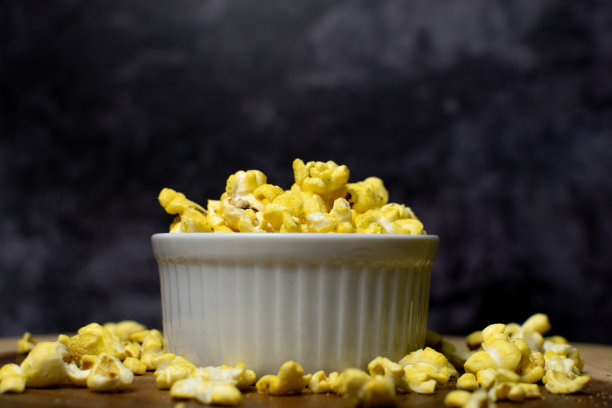 一小碗调味爆米花的侧面图图片下载
