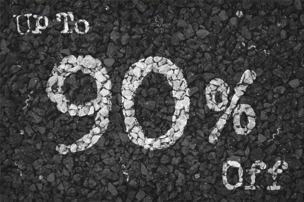 黑色和白色的鹅卵石使一个质朴的海报与文本高达90% Off涂在砾石道路上的小漩涡图案，为清除高达90%的SALE相关向量背景图片下载