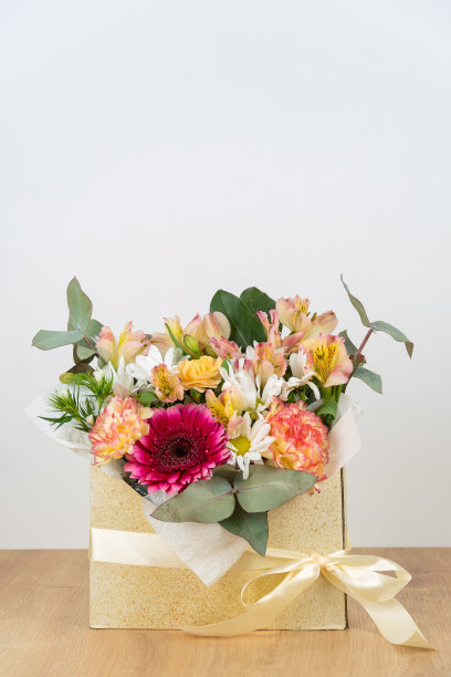 礼品盒中粉白色鲜花的精美构图，适合节日、生日、婚礼、母亲节、情人节、妇女节礼物图片下载