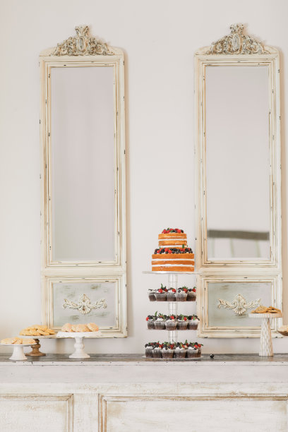 精美的艺术照片的甜点酒吧在一个别致的中性，浪漫的乡村现代风格的婚礼接待Decor在田纳西州的春天婚礼图片下载