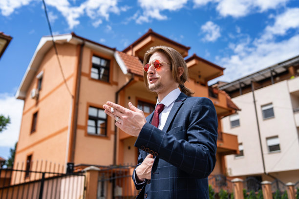 年轻的成年商人抽着烟休息图片下载