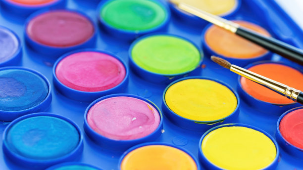 调色板与油漆和画笔宏照片。特写水彩颜料。绘画和绘画的概念。绘画课程的概念。图片下载