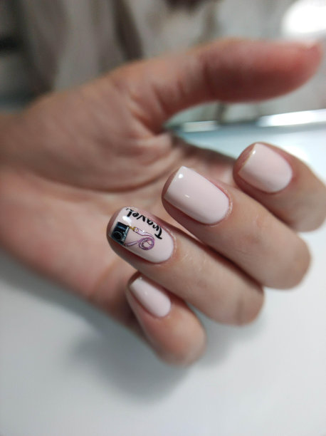 不同设计的美甲图片下载