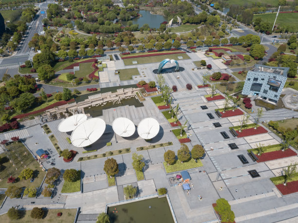 卫星接收器在现代城市广场的航拍照片图片下载