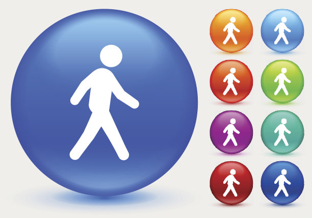 人走在闪亮的蓝色圆形按钮上图片下载
