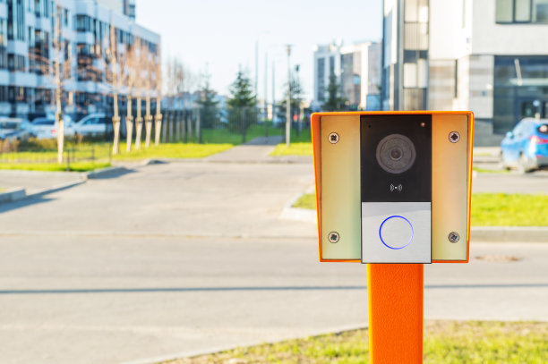 在住宅大楼或办公室附近的停车场入口处安装可视对讲机图片下载