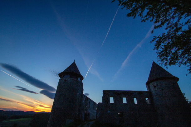 黄昏时分，克罗地亚诺维格拉德·纳·多布里要塞的剪影图片下载