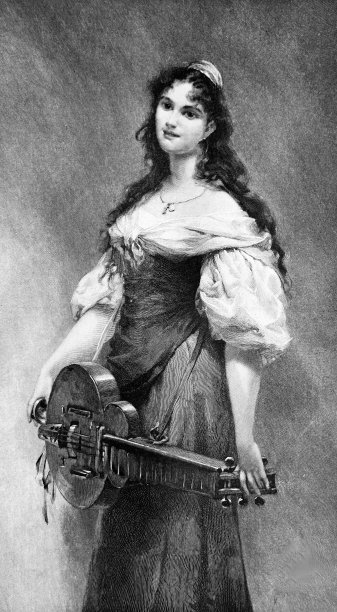 长发美女抱着吉他微笑，全身舒展图片下载