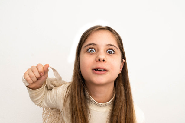 一个漂亮的女孩在灯光的背景下告诉观众关于购物的镜头。图片下载