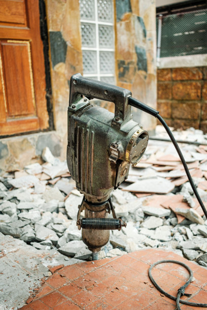 千斤顶锤机打碎混凝土地面进行翻新图片下载