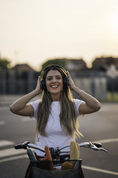 骑自行车的漂亮女孩图片下载