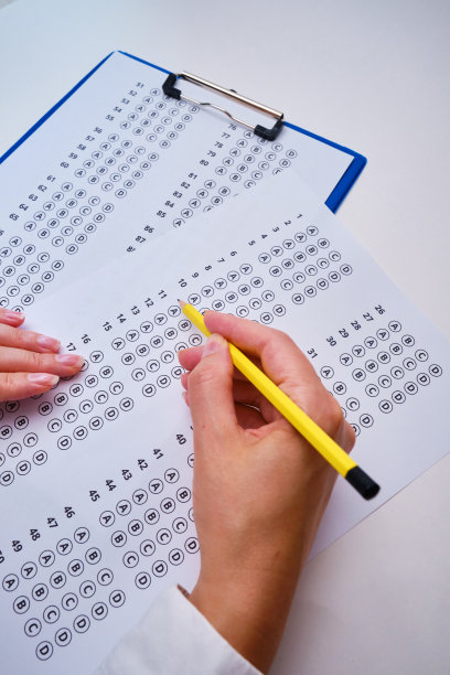 入学考试。考试形式。选择正确的答案。试卷:写有测试任务的一张纸学校考试。大学考试。正确或错误的选择。学生学习。小学问题。得分和结果图片下载