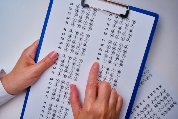 入学考试。考试形式。选择正确的答案。试卷:写有测试任务的一张纸学校考试。大学考试。正确或错误的选择。学生学习。小学问题。得分和结果图片下载
