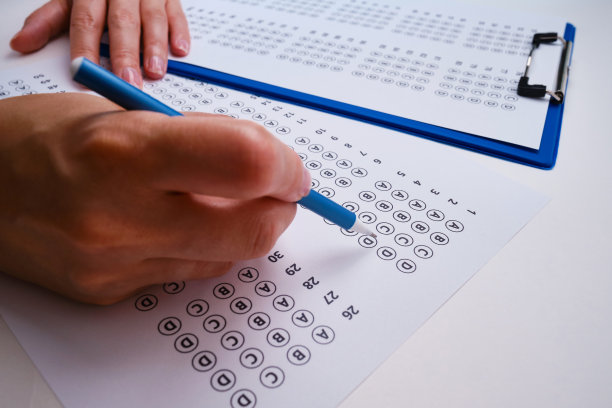 入学考试。考试形式。选择正确的答案。试卷:写有测试任务的一张纸学校考试。大学考试。正确或错误的选择。学生学习。小学问题。得分和结果图片下载