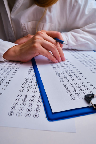 入学考试。考试形式。选择正确的答案。试卷:写有测试任务的一张纸学校考试。大学考试。正确或错误的选择。学生学习。小学问题。得分和结果图片下载