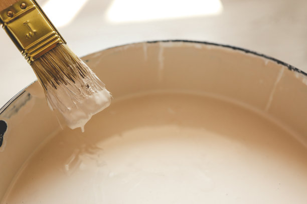 从上面看，油漆刷放在油漆罐上图片下载