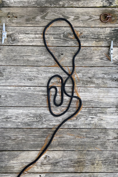 旧码头上的黑绳子图片下载