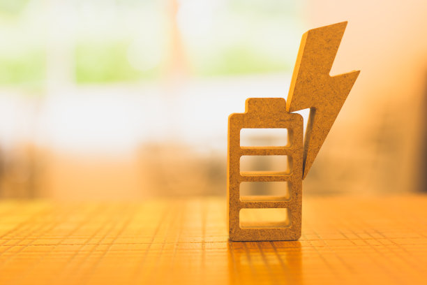 电池充电指示器木质模型。手机电量水平。通过令人着迷的照片了解电池充电指示器的概念。释放这些数字图标的力量、技术和创新。图片下载