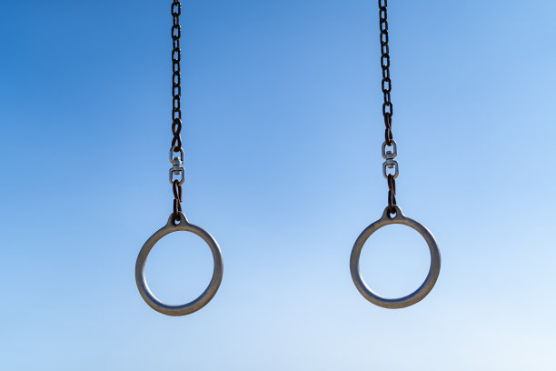 蓝天背景上的体操圆环图片下载