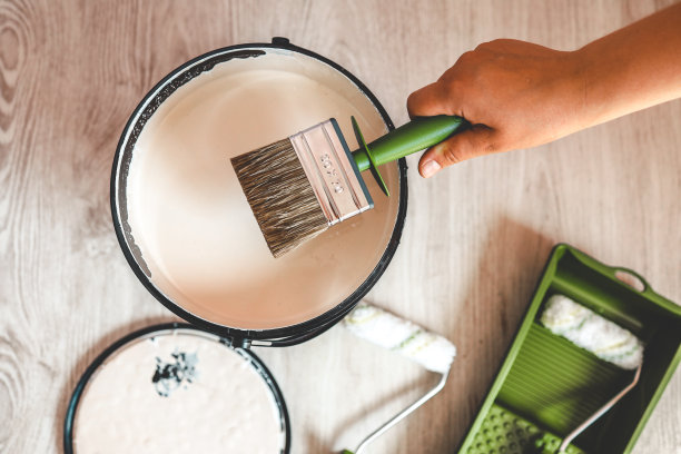 男人手里拿着画笔在作画，概念修补图片下载